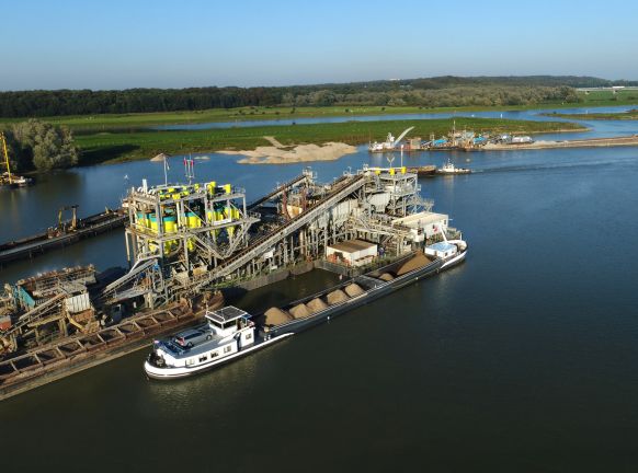 Bakker Sliedrecht connects Europe’s largest sailing sand production plant on sustainable shore power